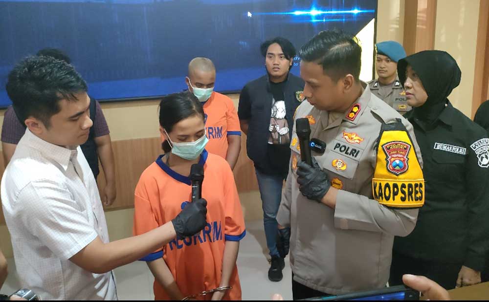 Kapolres Kediri AKBP Bimo Ariyanto menginterogasi ibu korban saat rilis pers di mapolres. Foto: MUJI HARJITA/ BANGSAONLINE