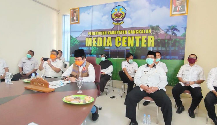 Ketua Gugus Tugas Percepatan Penanganan Covid-19 Bangkalan Abdul Latif Imron Amin (pakai rompi) bersama Wakil Bupati, Pj. Sekda, Kadis Kominfo, dan Kadinkes saat mengikuti virtual meeting bersama Mendagri, KPK, BPK, dan Polri. 
