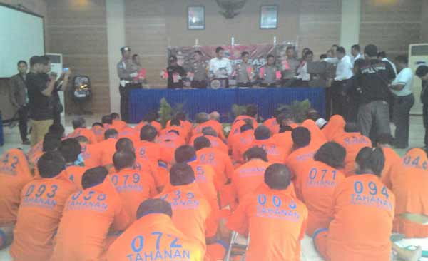 Puluhan tersangka saat digelar di Mapolres Kediri. (foto: dendi martoni/BANGSAONLINE)