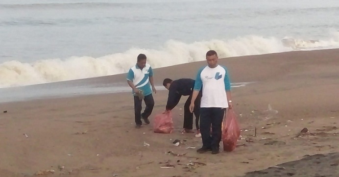 Kegiatan aksi pungut sampah di Pantai Pancer Door Pacitan.
