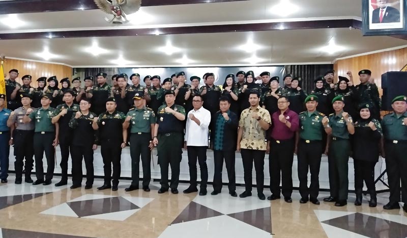 Wakil Wali Kota Malang Sofyan Edi Jarwoko bersama pejabat lainnya saat pengukuhan serta DPC Hipakad Malang Raya di ruang PPI Unmer Malang, Minggu (23/02). foto: IWAN IRAWAN/ BANGSAONLINE