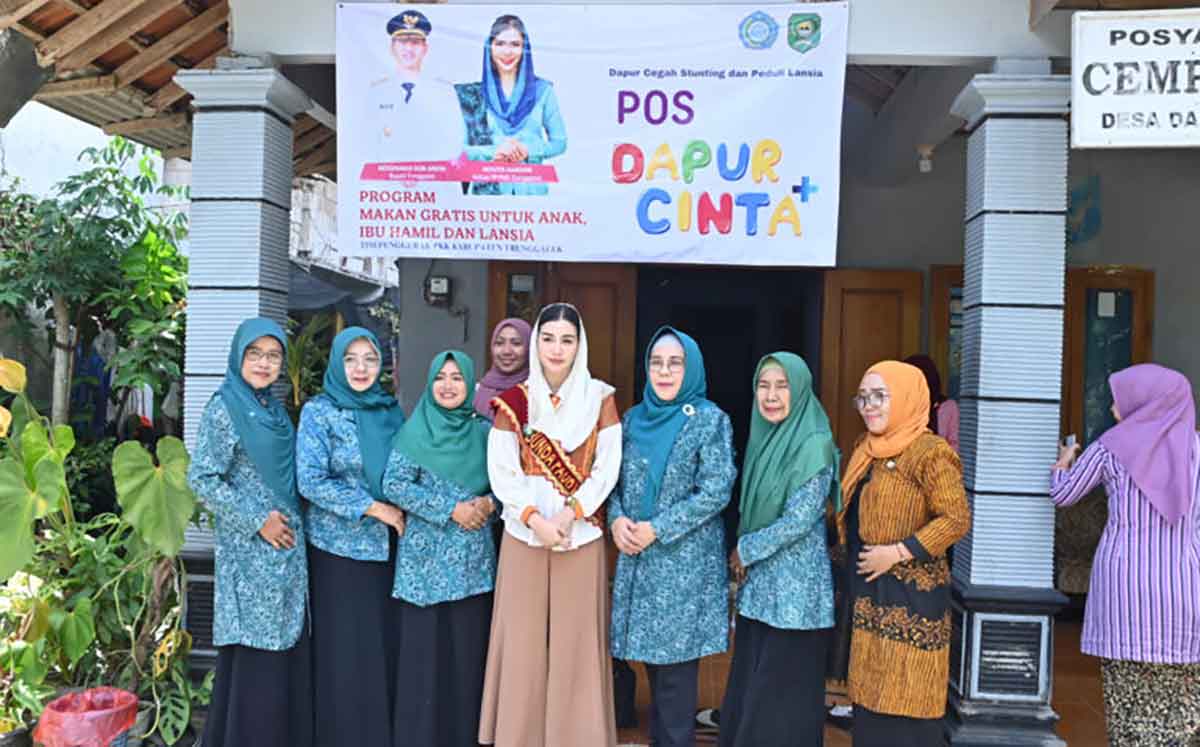 Ketua TP PKK Trenggalek, Novita Hardini, saat meninjau distribusi makanan bergizi di Desa Dawuhan.