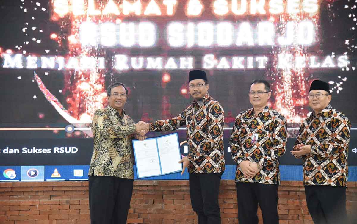 Dirjen Yankes Kemenkes saat menyerahkan SK RSUD Sidoarjo Kelas A kepada bupati. Foto: Ist