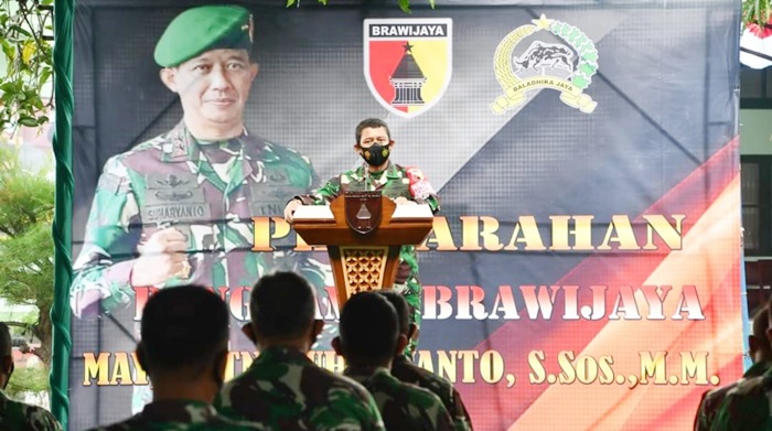 Pangdam V/Brawijaya saat memberikan semangat dan warna baru bagi seluruh anggota Kodim 0820/Probolinggo.