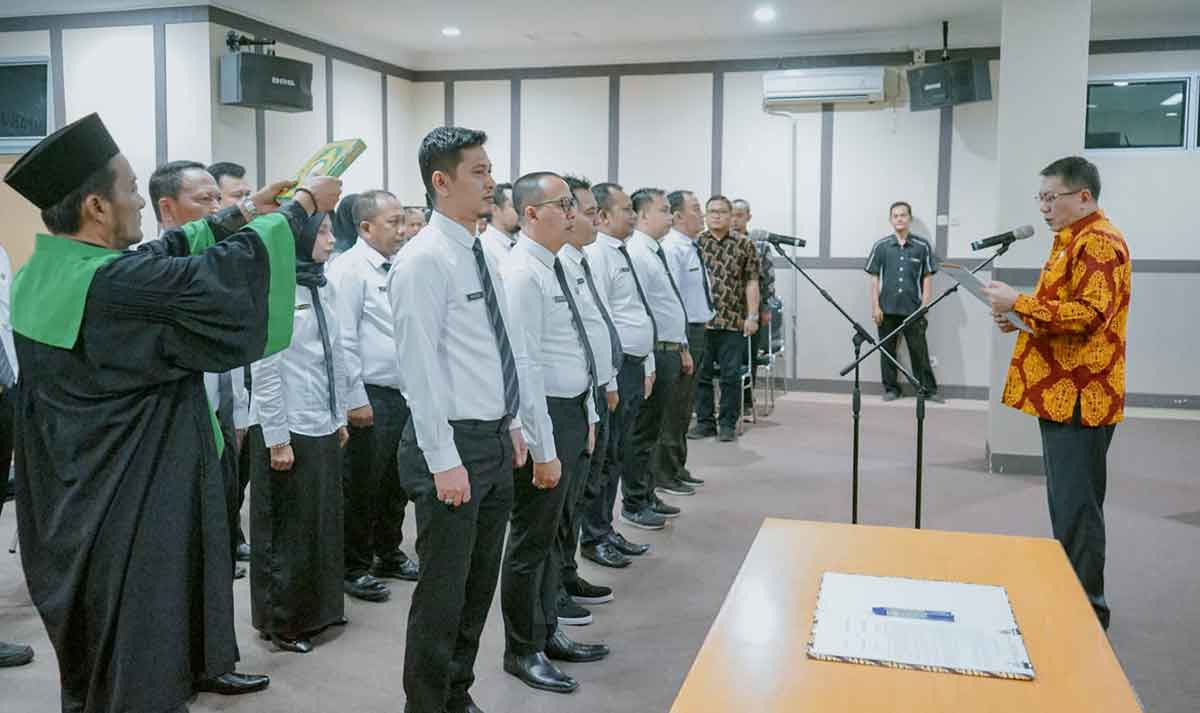 Kepala BPPKAD Gresik Lantik 17 Juru Sita Pajak Daerah