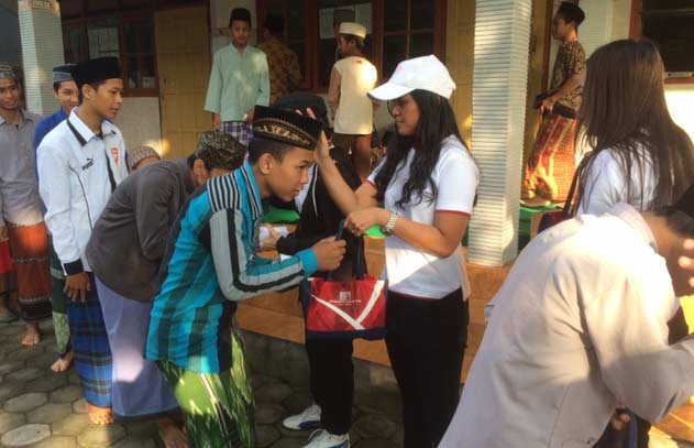 PT Gudang Garam saat memberikan santunan ke panti asuhan saat agenda gowes bareng jurnalis Kediri. foto: arif kediri/ BANGSAONLINE
