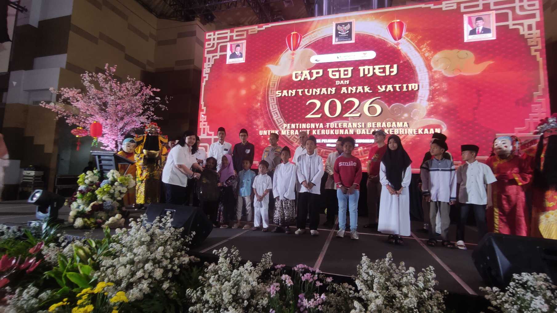 Direktur Yayasan Siantar Top Peduli, Rina Wijaya saat memberikan santunan kepada anak yatim di MPP Sidoarjo