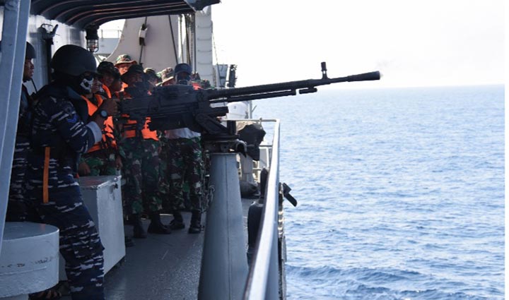 KRI Teluk Banten melaksanakan latihan penembakan dengan menggunakan seluruh meriam yang berada di kapal dengan sasaran killer tomato.
