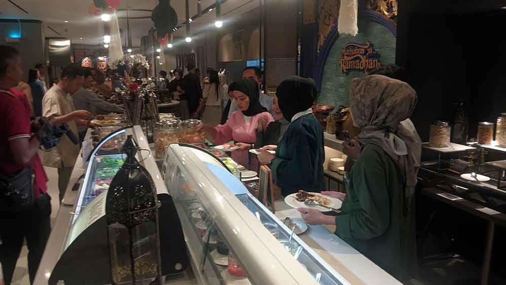 Para tamu tampak menikmati hidangan yang disajikan Mercure Madiun. Foto: Hendro Suhartono.