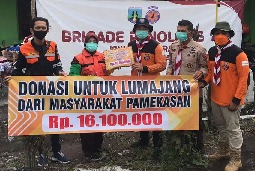Tim Brantas dan BP 13 Pamekasan saat memberi bantuan secara simbolis pada korban erupsi Semeru di Lumajang.