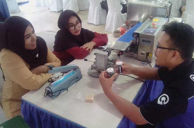 Sebagian peserta serius mendiskusikan materi pelatihan. 