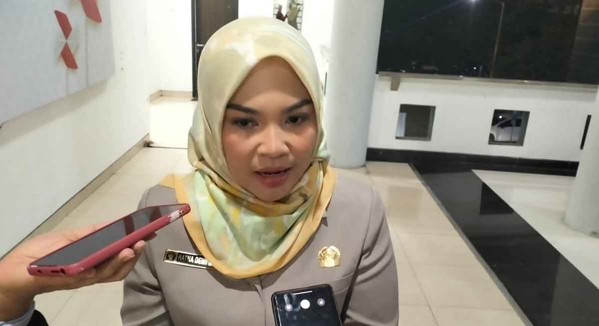 Wakil Ketua II DPRD Kabupaten Blitar, Ratna Dewi Nirwana Sari, saat memberi keterangan ke awak media.