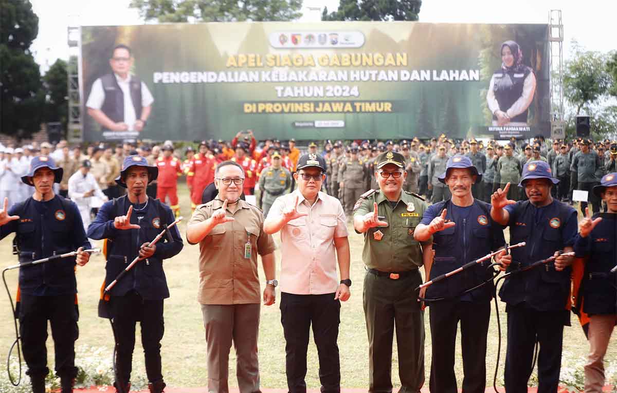 Pj Gubernur Jatim saat meimpin apel siaga gabungan pengendalian karhutla di Mojokerto. 