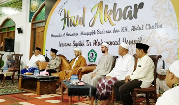 Dari kiri: Dr. KH. Asep Saifuddin Chalim, MA, Wakil Gubernur Jawa Timur Dr. Emil Elestianto Dardak, Syaikh Dr. Muhammad Ismail, Syaikh Barkawi, KH. Abdussalam Mujib, dan KH. Muhamamad Roziqi dalam Haul Akbar Masyayikh Al-Haramain (Makah-Madinah), Masyayikh Buduran dan KH Abdul Chalim, di Majid Raya KH Abdul Chalim Pondok Pesantren Amanatul Ummah Pacet Mojokerto, Senin malam (13/1/2019). foto: bangsaonline.com
 