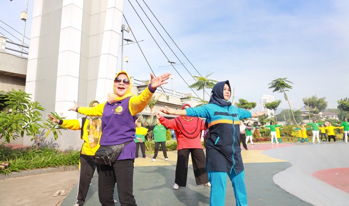 Emak-emak GOW saat senam bersama di Taman Brantas, Kota Kediri. foto: ist.