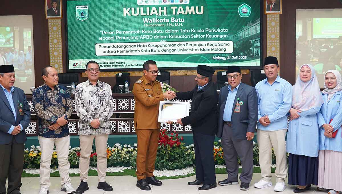 Wali Kota Batu bersama Rektor Unisma dan jajaran pejabat terkait.