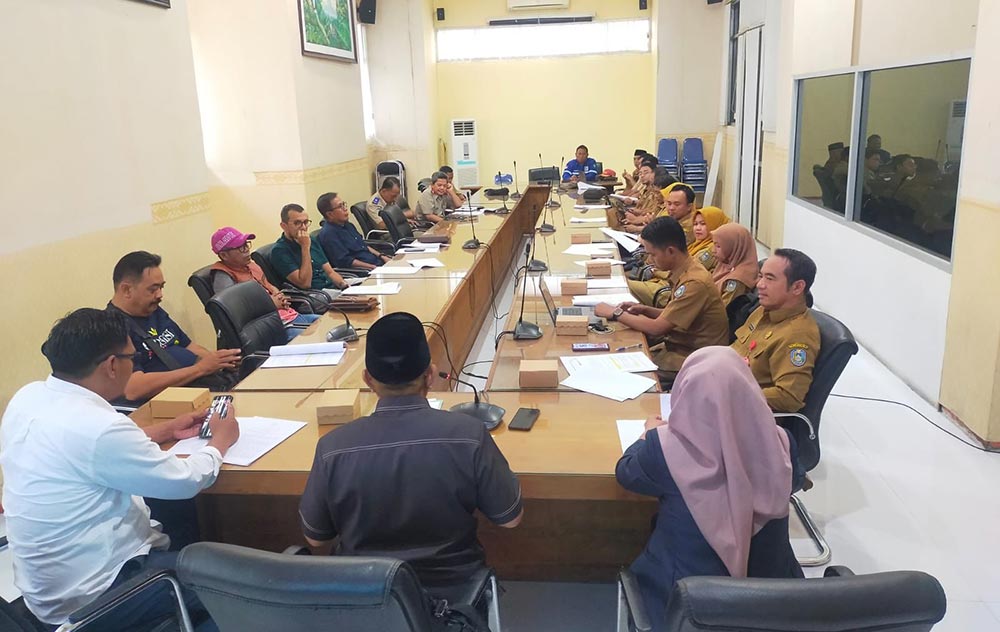 Pansus DPRD Situbondo saat melakukan hearing dengan pelaku usaha, UMKM, dan akademisi, untuk meminta masukan terkait Raperda tentang Pemberian Insentif dan Kemudahan Investasi.