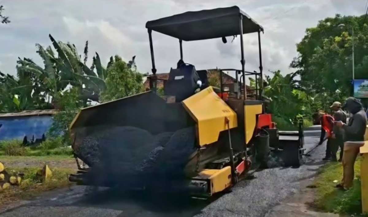Pengerjaan ruas jalan oleh DPUPR Jombang.