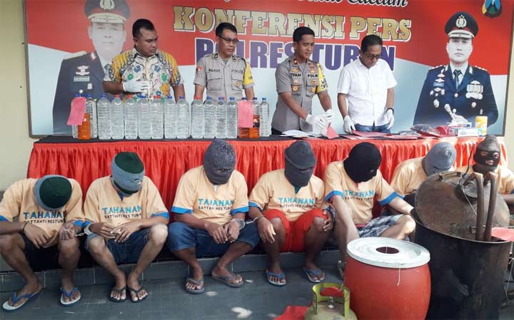 Para tersangka saat dirilis di Mapolres Tuban.
