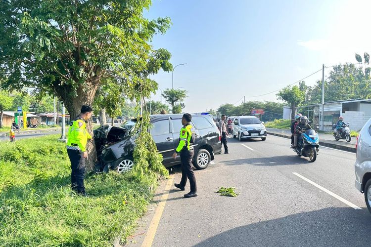 Kondisi mobil yang mengangkut pemudik usai mengalami laka di akses bypass Suramadu
