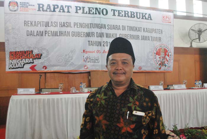 Ketua KPUD Kabupaten Ngawi saat memberikan keterangan.
