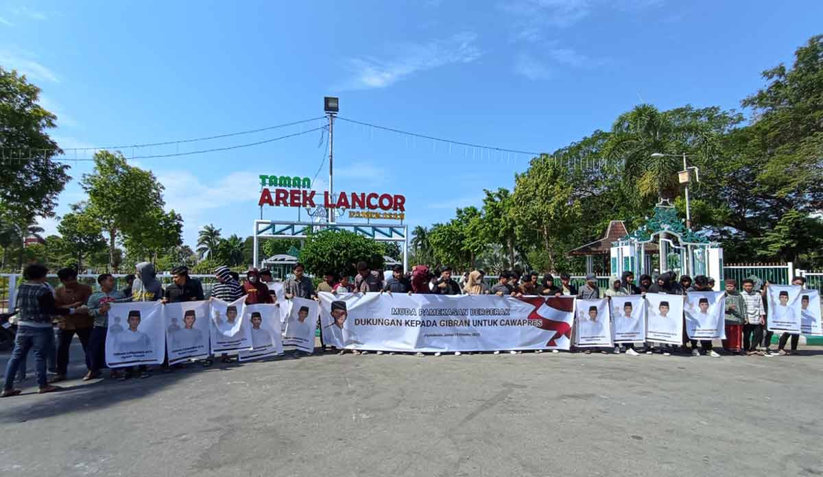 Pemuda Pamekasan Bergerak saat mendeklarasikan Gibran sebagai Cawapres 2024 di Monumen Arek Lancor.