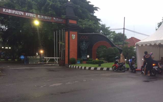 Tenda akhirnya hanya dipasang dit imur alun-alun di sisi sebelah selatan pintu masuk pendapa kabupaten Kediri. foto: arif kurniawan/ BANGSAONLINE