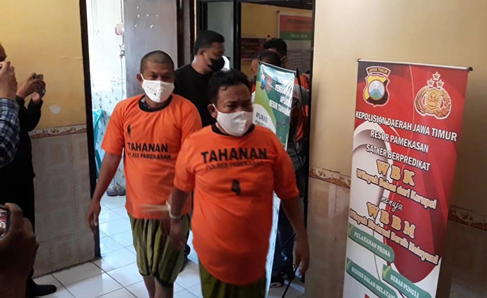 Sejumlah tersangka judi online dan darat saat digelandang di Mapolres Pamekasan.