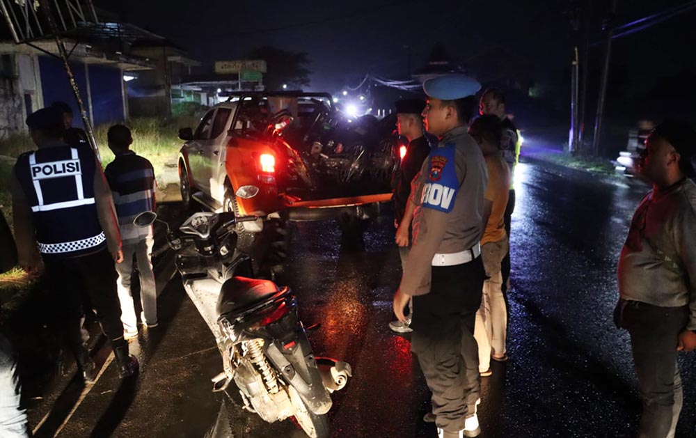 Petugas Satlantas Polres Bangkalan mengangkut motor bodong hasil razia di Kecamatan Blega.