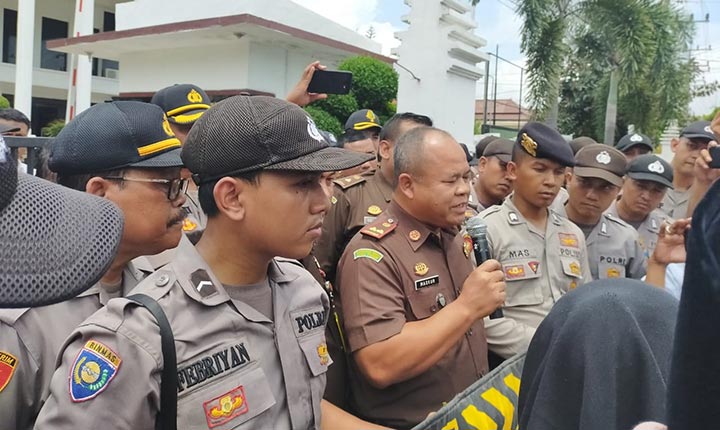 Kajari Sampang Maskur, S.H. saat menemui massa dari Desa Sokobanah Daya.