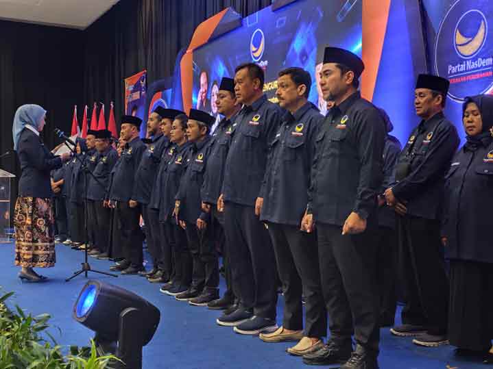 Ketua DPW Partai NasDem Jatim, Lita Machfud Arifin saat mengukuhkan DPD Partai Nasdem Kabupaten Kediri dan DPC Partai Nasdem se-Kabupaten Kediri. (Ist)