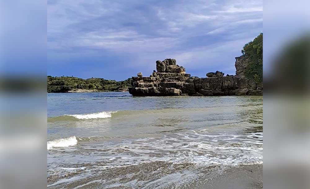 Pemandangan salah satu pantai yang ada di wilayah JLS Blitar.