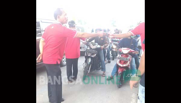 ANTRE: Pengunjung saat memasuki loket pintu masuk gunung Kelud. foto: arif kurniawan/ BANGSAONLINE