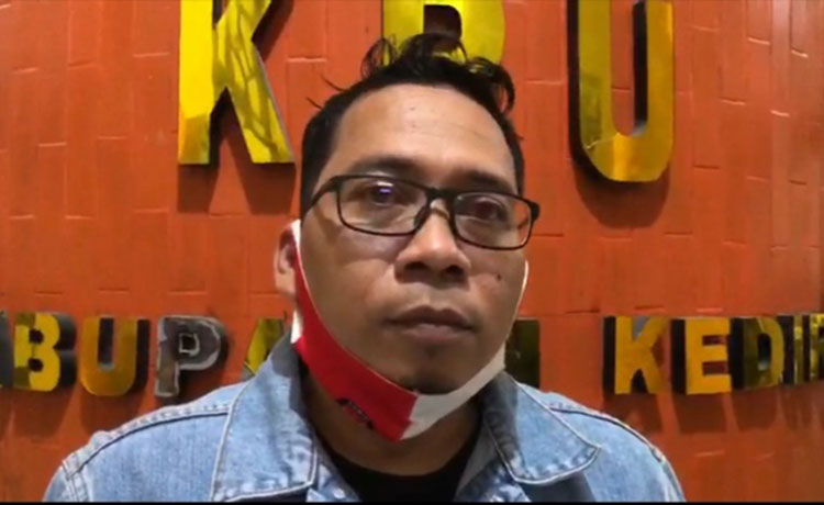 Anwar Ansori, Komisioner Divisi Teknis Penyelenggaraan KPU Kabupaten Kediri, saat memberi keterangan kepada wartawan soal hasil pemeriksaan kesehatan Dhito-Dewi, Kamis (17/9) malam. (foto: ist.)