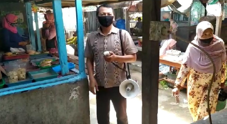 Salah satu petugas pasar saat "ledang".