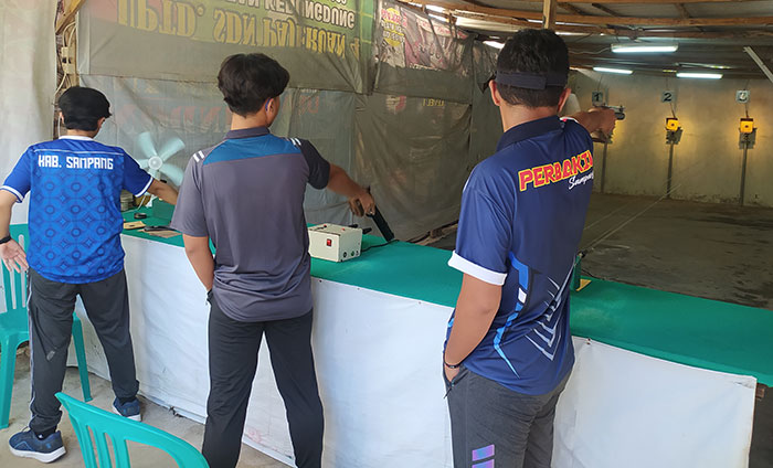 Tempat pelatihan cabang olahraga menembak di Kabupaten Sampang yang didirikan secara swadaya. Foto: MUTAMMIM/BANGSAONLINE