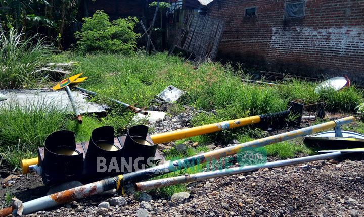SEMBARANGAN: Traffic light dan sejumlah rambu milik Pemkot Mojokerto teronggok di jalan Randu Gede. foto: YUDI EP/ BANGSAONLINE 
