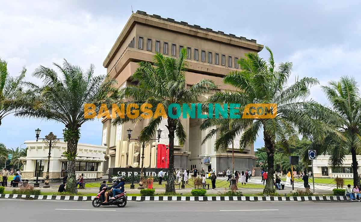 Monumen SLG Kediri Diserbu Wisatawan saat Libur Lebaran 2025