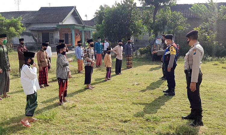 Para Santri Ponpes Jampes saat senam pagi dengan disaksikan oleh Tiga Pilar Plus Kecamatan Gampengrejo. (foto: ist).