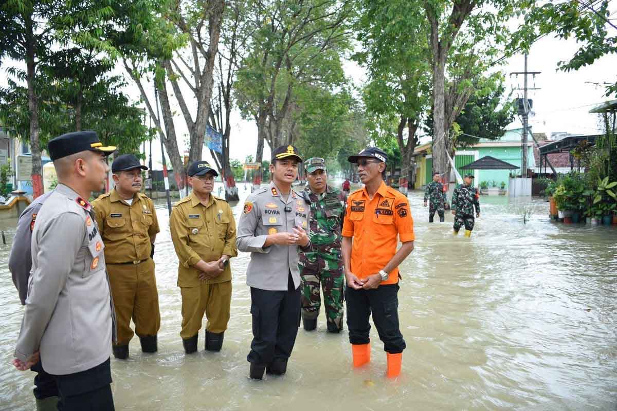 Salurkan Bansos ke Warga Terdampak Banjir, Kapolres Gresik Minta Masyarakat Lebih Waspada