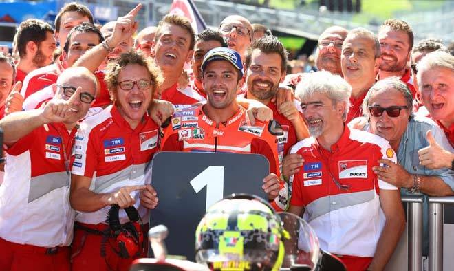 Iannone merayakan kemenangannya bersama para mekanik dan kru usai balapan. foto: crash.net