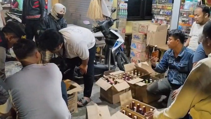 Ratusan botol miras yang diamankan hasil razia yang dilakukan Polres Bangkalan