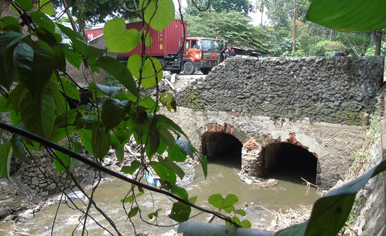 Kondisi Jembatan di Dusun Karangbangkal, Desa karangrejo, Gempol, Kabupaten Pasuruan yang disebut-sebut sebagai pemicu banjir. 