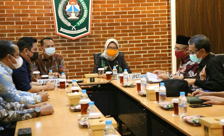 Wakil Bupati Lumajang saat berdiskusi dengan Deputi Direktur Wilayah BPJS Ketenagakerjaan Jawa Timur, Deny Yusyulian tentang jaminan sosial bagi pekerja.
