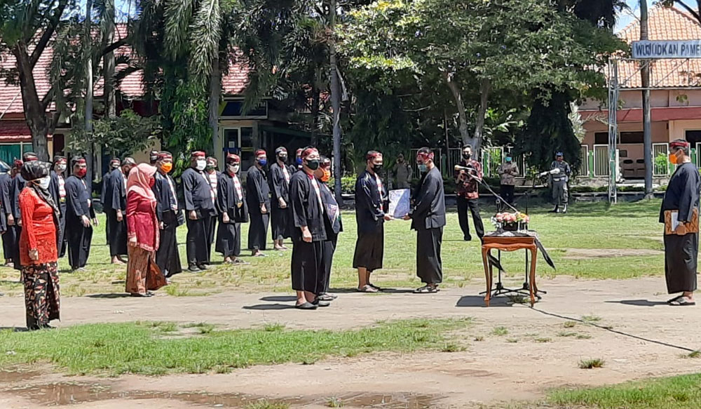 Suasana pelantikan 37 pejabat di lingkungan Pemkab Pamekasan dengan tetap mematuhi protokol kesehatan pencegahan virus Corona.