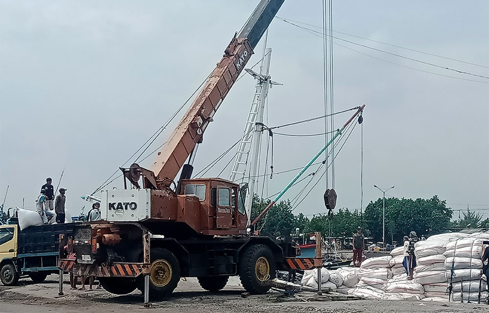 Pembongkaran ribuan karung berisi kayu gaharu  di Pelabuhan Tanjung Tembaga, Kota Probolinggo.