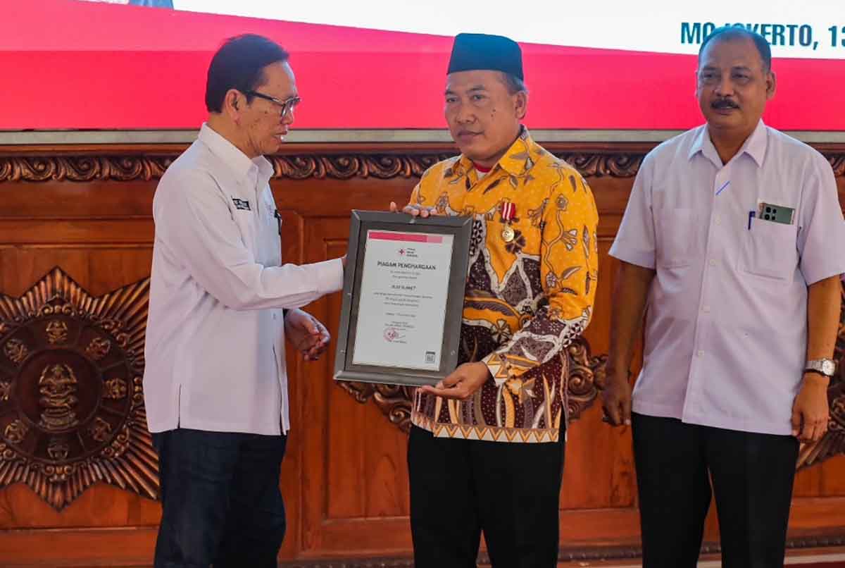 Wakil Ketua PMI Kota Mojokerto, Sugeng Mulyadi, saat memberi piagam penghargaan kepada pendonor 75 kali.