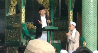 Prof. Dr. KH. Asep Saifuddin Chalim, M.A. saat khutbah di Masjid Agung Baiturrahman bayuwangi, Jumat (2/4/2021). foto: mma/ bangsaonline.com