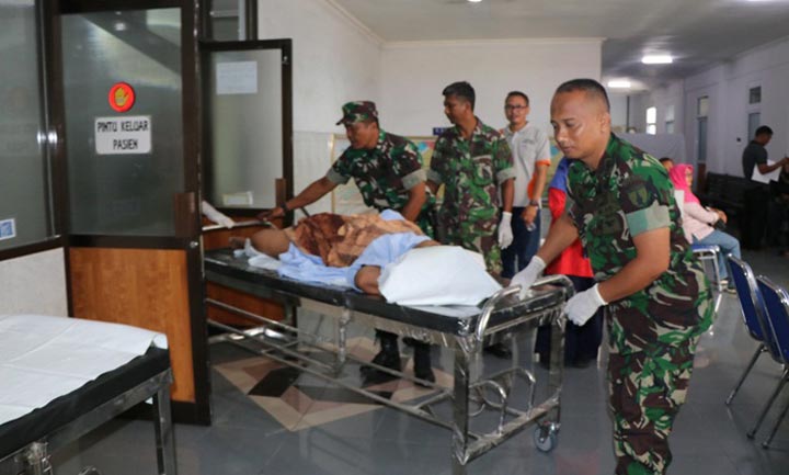 Kegiatan Bakti Sosial MOW dan MOP yang dilaksanakan di RS Reksa Waluya Jalan Mojopahit 422 Mojokerto. Tampak personel TNI sedang membantu para akseptor memasuki ruang operasi.