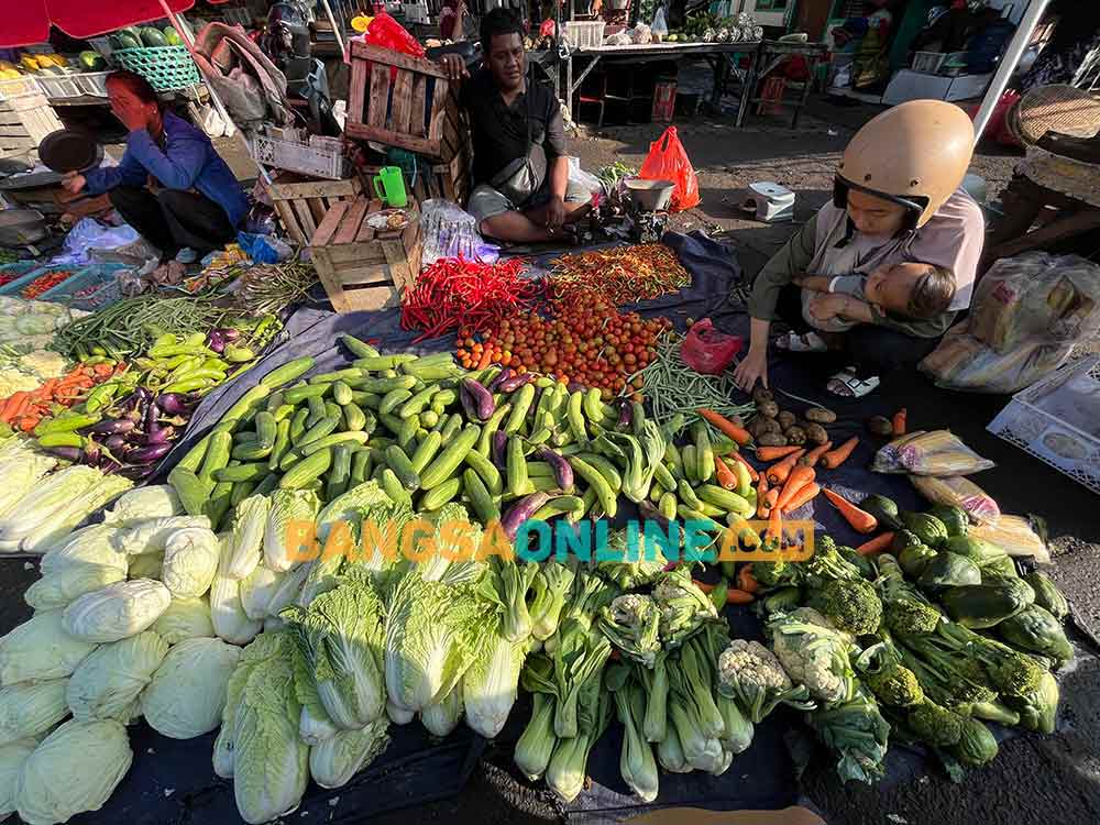 Simak daftar harga sembako Jateng hari ini. Foto: Sulthon/Bangsaonline.